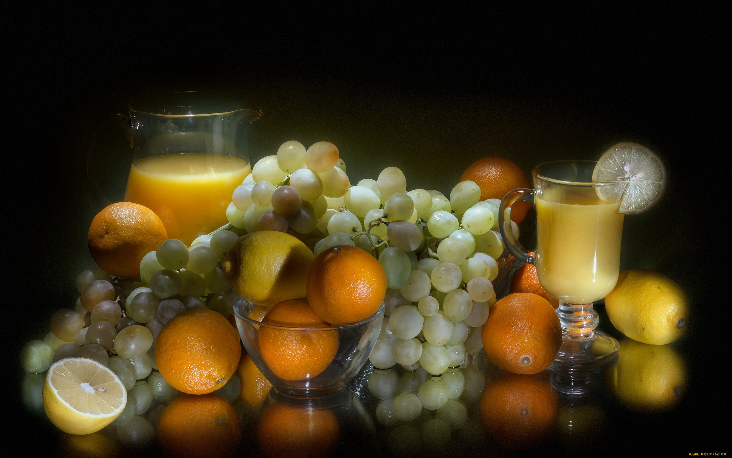 Виноградно апельсиновый сок. Фрукты на темном фоне. Натюрморт с апельсинами. Апельсины на темном фоне. Фрукты на черном фоне.